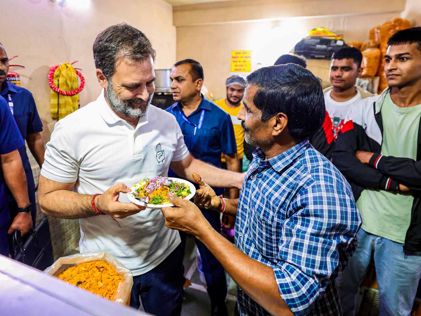 Rahul Gandhi cooking tarri poha in Nagpur