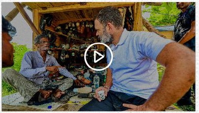 Rahul Gandhi repairing shoes with a cobbler in Sultanpur, UP