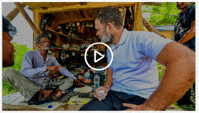 Rahul Gandhi repairing shoes with a cobbler in Sultanpur, UP