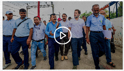 Rahul Gandhi discussing railway issues with locopilots