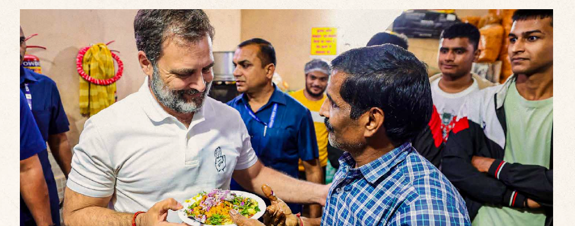 Rahul Gandhi making tari poha with Ramji Shyamji Pohe Wala in Nagpur